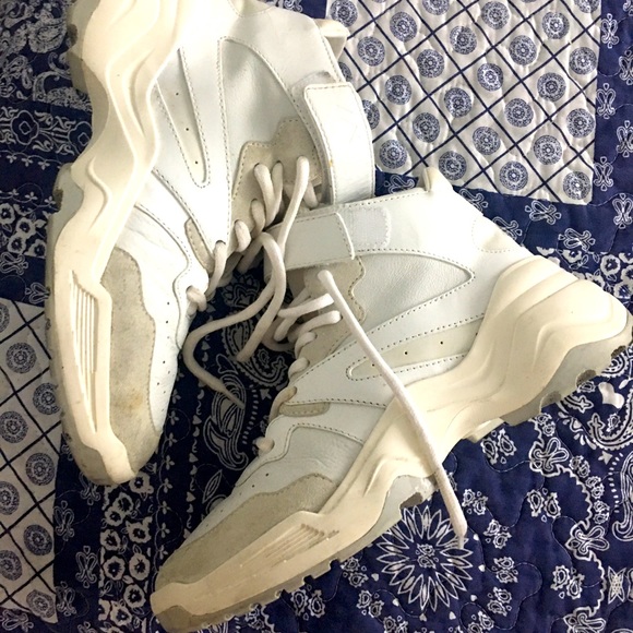 Thick sole w/ velcro and shoe lace. Very cool. Wore them once, great condition!! - Picture 1 of 12
